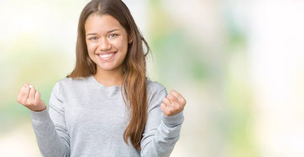 Joven Mujer Morena Hermosa Con Suéter Sobre Fondo Aislado Celebrando —  Fotos de Stock