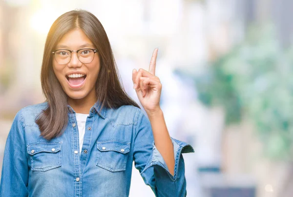 Junge Asiatische Frau Mit Brille Über Isoliertem Hintergrund Zeigt Mit — Stockfoto