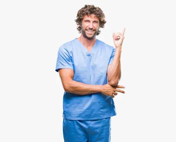 Hezký Hispánský Chirurg Lékař Muž Nad Izolované Pozadí Velkým Úsměvem — Stock fotografie