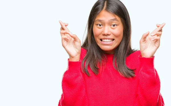 Jeune Femme Asiatique Portant Chandail Hiver Sur Fond Isolé Souriant — Photo