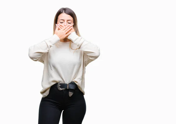 Jovem Bela Mulher Camisola Branca Casual Sobre Fundo Isolado Chocado — Fotografia de Stock