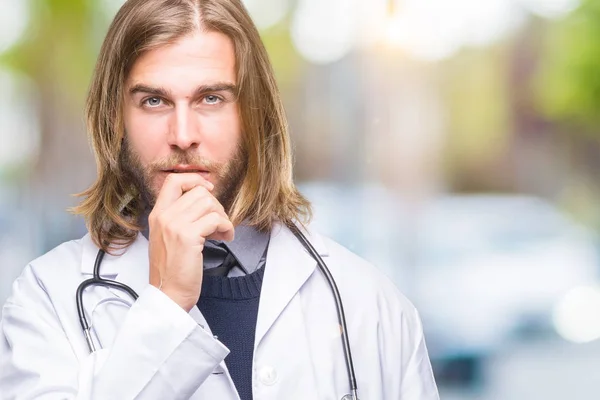 Giovane Bell Uomo Medico Con Capelli Lunghi Sfondo Isolato Guardando — Foto Stock