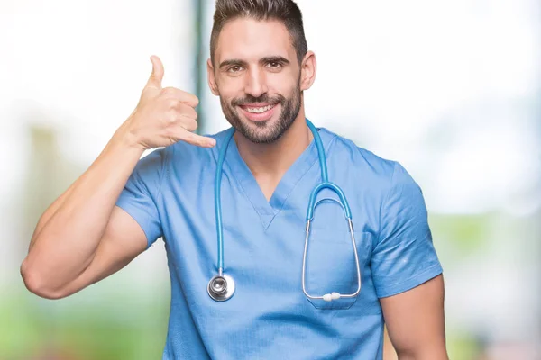 Knappe Jonge Dokter Chirurg Man Geïsoleerde Achtergrond Doen Glimlachen Telefoon — Stockfoto