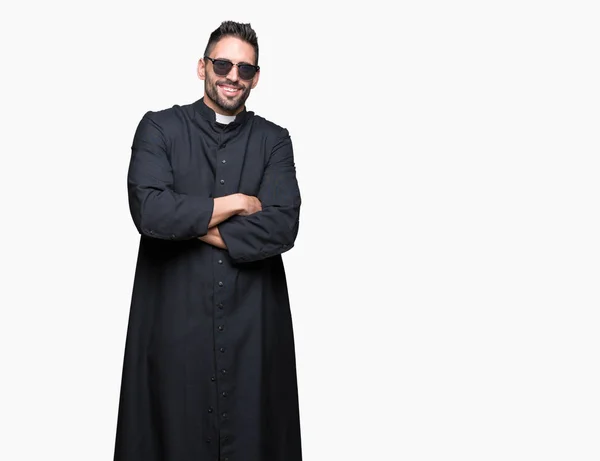 Fiatal Keresztény Pap Napszemüveg Viselése Alatt Elszigetelt Háttér Boldog Arc — Stock Fotó