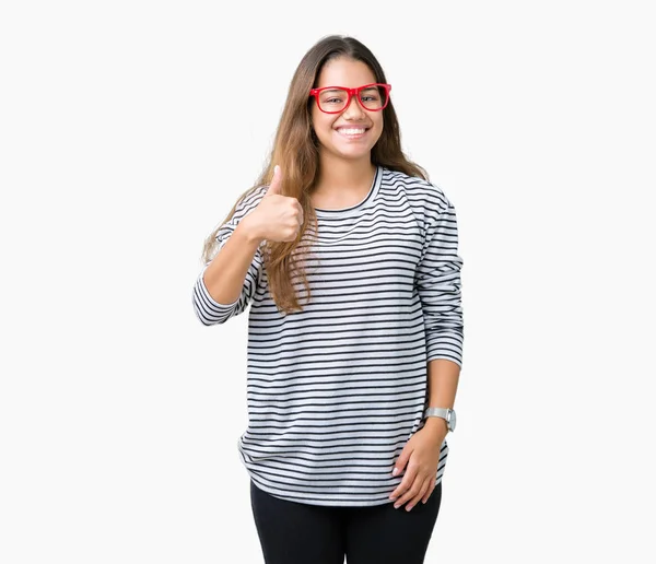 Junge Schöne Brünette Frau Mit Gestreiftem Pullover Und Roter Brille — Stockfoto