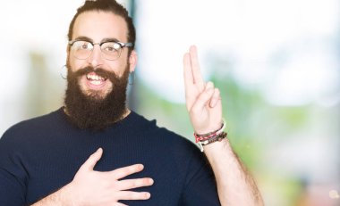 Uzun saç ve sakal giyen genç hipster adamla Swearing göğüs ve parmaklar, el ile bir sadakat sözü yemin yapma gözlük