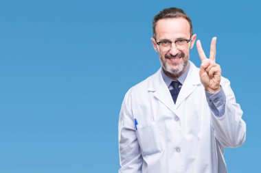 Orta yaş üst düzey ağarmış profesyonel adam gösterilen ve parmakları ile işaret izole arka plan üzerinde beyaz önlük giyen ikincisi ise kendinden emin ve mutlu gülümseyerek.