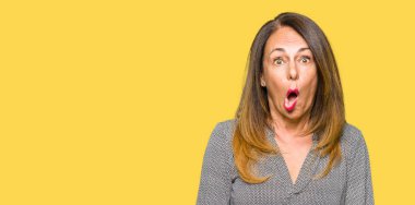 Şüpheci ve alaycı, arayan güzel orta yaş iş kadın şok karşısında açık ağız ile şaşırttı