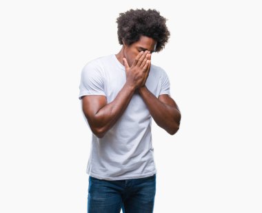 Yüzünü elleriyle ağlayarak süre kapsayan üzgün ifade ile izole arka plan üzerinde Afro Amerikalı adam. Depresyon kavramı.