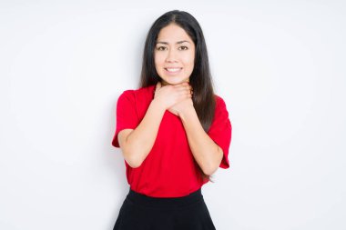 Güzel esmer kadın giyiyor kırmızı t-shirt üzerinde arka plan bağırarak izole ve çünkü boğmak acı kendi ellerimle öldürürüm. Sağlık sorunu. Yaralarından ve intihar kavramı.