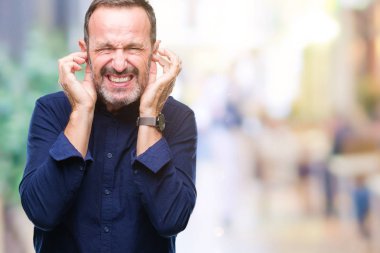 Orta yaş parmak yüksek sesle müzik gürültü rahatsız ifade ile kulaklarıyla kapsayan izole arka plan üzerinde ağarmış komuta sizde. Sağır kavramı.