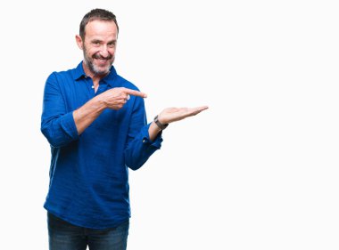 Orta yaş ağarmış komuta sizde üzerinden hayran ve el ile sunulması ve parmak ile işaret ederken kameraya gülümseyen izole arka plan.