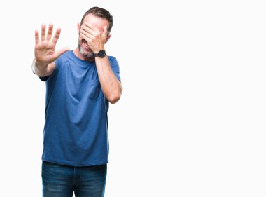 Orta yaş ağarmış kıdemli adam elleriyle gözlerini kapsayan izole arka plan üzerinde ve stop jest ile acı ve korku ifadesi. Utandım ve negatif kavramı.