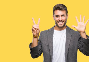 Genç yakışıklı iş adamı gösterilen ve parmakları ile işaret izole arka plan üzerinde kendinden emin ve mutlu gülümseyerek süre yedi numara.