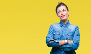 Genç güzel kadın görünümlü yan ve dik dik bakma uzağa düşünce gülümseyen izole arka plan üzerinde.