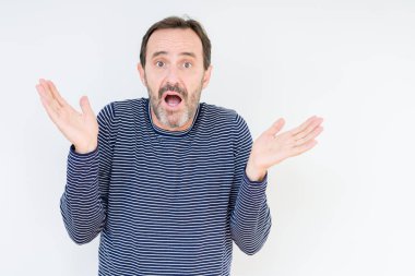 Üst düzey yakışıklı üzerinde izole arka plan clueless ve şaşkın bir ifadeyle kollar ve eller kaldırdı. Şüphe kavramı.