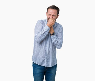 Yakışıklı orta yaş bir şey pis ve iğrenç kokulu izole arka plan, dayanılmaz koku, holding nefes burun parmaklar ile zarif komuta sizde. Kötü kokuyor kavramı.