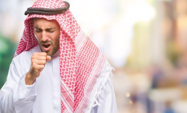 Keffiyeh duygu hasta ve soğuk veya bronşit için semptom olarak öksürük izole arka plan üzerinde giyen genç yakışıklı adam. Sağlık kavramı.