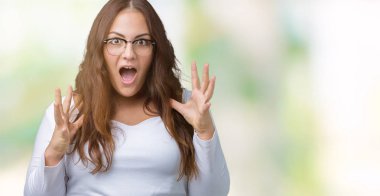 Artı boyutu genç kadın izole arka plan çılgın ve kızgın bağırarak ve agresif ifade ve silah kaldırdı bağırmaya üzerinde güzel. Hayal kırıklığı kavramı.