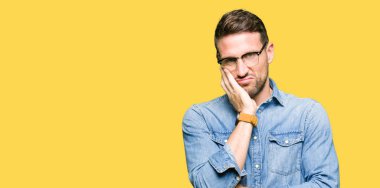 Yakışıklı adam gözlük arıyorum düşünme yorgun ve sıkılmış çapraz silah depresyon sorunları ile.