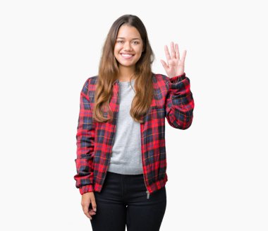 Gösterilen ve parmakları ile işaret izole arka plan üzerinde bir ceket giyen genç güzel esmer kadın kendinden emin ve mutlu gülümseyerek süre beş numara.