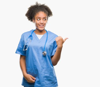 Genç afro Amerikalı doktor kadın arıyorum ve başparmak yanında yukarıyı mutlu yüz ile gülümseyen izole arka plan.