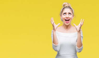 Genç güzel sarışın ve mavi gözlü kadın üzerinde arka plan deli izole ve deli bağırarak ve agresif ifade ve silah kaldırdı bağırıyor. Hayal kırıklığı kavramı.