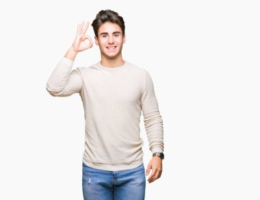 Gülümseyen izole arka plan üzerinde genç yakışıklı adam el ve parmaklar ok işaretiyle yapıyor olumlu. Başarılı ifade.