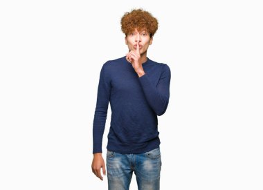 Dudaklarında parmak ile sessiz olmanı afro saçlı Genç yakışıklı adam. Sessizlik ve gizli kavramı.