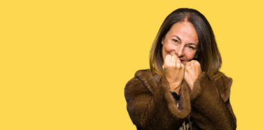 Yumruk savunma hareketi, kızgın ve üzgün yüz, sorunu korkuyor ile savaşmaya hazır güzel orta yaş zarif kadın giyiyor vizon ceket