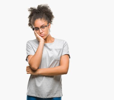 Seyir yorgun ve bıkkın ile depresyon sorun Çapraz kollar ile izole arka plan düşünme üzerinde gözlük takan genç afro Amerikalı kadın.