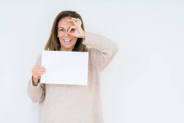 Boş kağıt sayfası ile mutlu yüz el parmaklarının arasından seyir göz üzerinde ok işaretiyle yapıyor gülümseyen izole arka plan üzerinde tutan orta yaş kadın