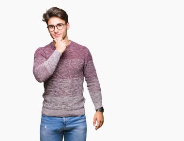 Emin çapraz kollar ve çeneme kaldırdı el ile gülümseme ile kameraya bakarak izole arka plan üzerinde gözlük takan yakışıklı delikanlı. Pozitif düşünce.