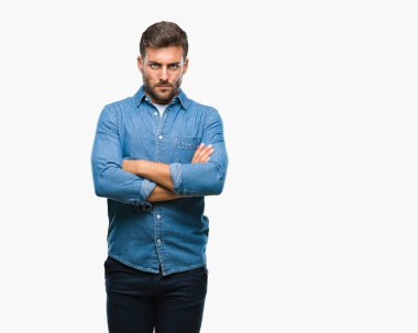Yakışıklı delikanlı izole arka plan şüpheci ve sinir, onaylamayan ifade yüz çapraz kolları üzerinde. Negatif kişi.
