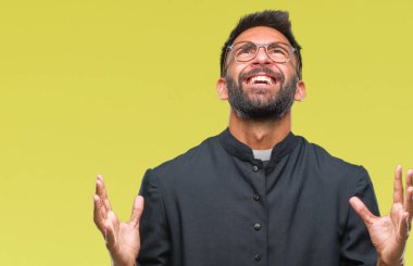 Yetişkin İspanyol Katolik rahip izole arka plan deli adam ve kızgın bağırarak ve agresif ifade ve silah kaldırdı bağırıyordu. Hayal kırıklığı kavramı.