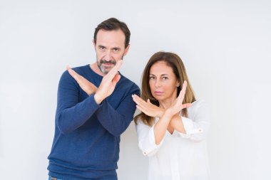 Güzel orta yaş kaç içinde ret ifade izole arka plan üzerinde geçiş silah eksi işareti, kızgın surat yapıyor seviyorum.