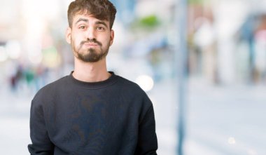 Komik surat ile yanakları şişirme izole arka plan üzerinde genç yakışıklı adam. Ağız ile hava, deli ifade şişirilmiş.