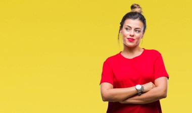 Genç güzel kadın görünümlü yan ve dik dik bakma uzağa düşünce gülümseyen izole arka plan üzerinde.