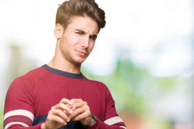 Yakışıklı delikanlı izole arka plan üzerinde tiksinti ifadesi, memnun ve korkulu tiksinti yüz yapıyorsun çünkü nefret tepki. Elleriyle kaldırdı. Sinir bozucu kavramı.