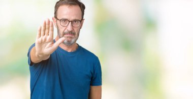 Nedir yakışıklı orta yaş ağarmış komuta sizde gözlük stop yapıyor izole arka plan üzerinde elin avuç ile şarkı. Negatif ve ciddi bir jest yüz ifadesiyle uyarı.