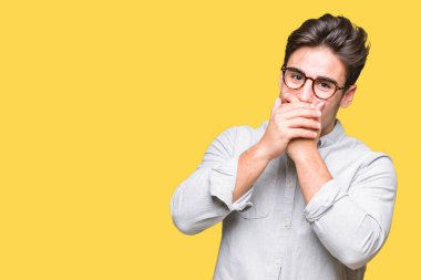 Üzerinde gözlük takan genç yakışıklı adam arka plan ağız hata için elleriyle kapsayan şok izole. Gizli kavramı.