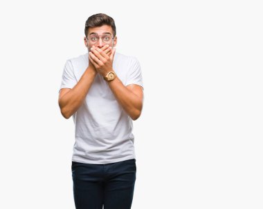 Üzerinde gözlük takan genç yakışıklı adam arka plan ağız hata için elleriyle kapsayan şok izole. Gizli kavramı.