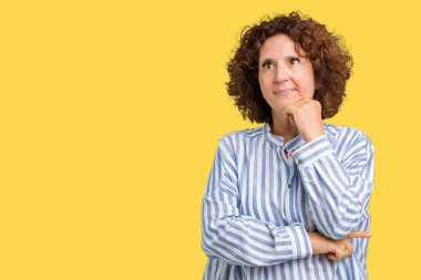 Üzerinde Donanma forması giyen güzel orta ager üst düzey kadın arka plan çene düşünme hakkında soru, dalgın ifade üzerine el ile izole. Düşünceli yüzüyle gülümsüyor. Şüphe kavramı.