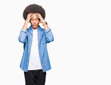 Çünkü çaresiz ve stresli baş ağrısı acı afro saçlı genç Afro-Amerikan adam ağrı ve migren. Ellerini kafasına.