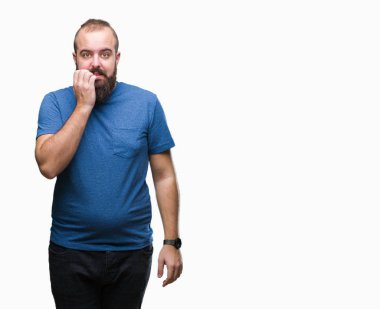 Genç beyaz hipster adam stresli ve gergin elle çivi ısırma ağzına bakarak izole arka plan üzerinde. Anksiyete sorunu.