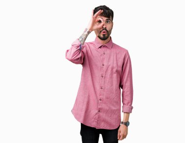 Sürpriz yüz, göz parmaklarının arasından seyir ile ok jest yapıyor izole arka plan üzerinde pembe gömlek giymiş genç yakışıklı adam şok. İmansız ifade.