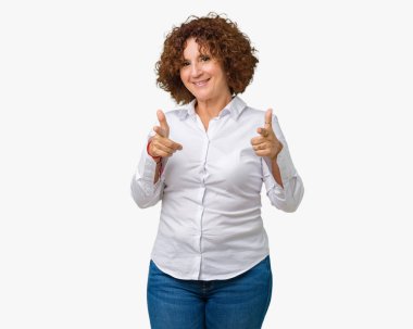 Fotoğraf makinesi ile mutlu ve komik yüz için parmakları işaret izole arka plan güzel orta ager üst düzey businees kadın. İyi enerji ve vibes.