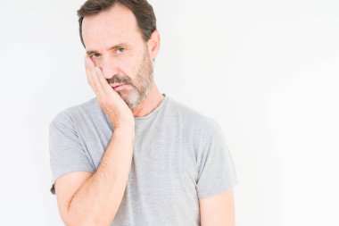 İzole arka plan düşünme seyir üzerinde üst düzey yakışıklı yorgun ve sıkılmış çapraz silah depresyon sorunları ile.