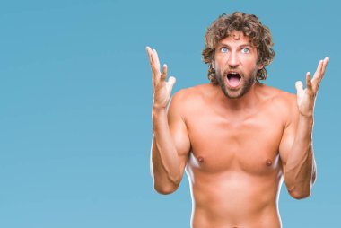 Yakışıklı İspanyol adam seksi ve gömleksiz izole arka plan çılgın ve başarı için hayran kaldırdı kollarını açarak kutlama üzerinde model ve heyecanlı çığlık gözleri açık. Kazanan kavramı