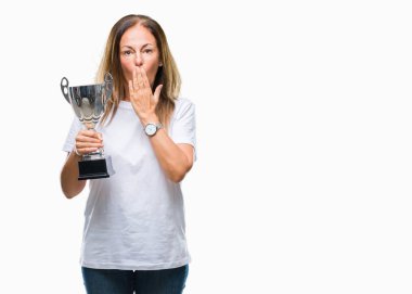 Hata, korku, sessizlik içinde gizli kavramı korkmuş ifade için utanç ile orta yaş İspanyol kazanan kadın kupa izole arka kapak ağız ile el ele tutarak Ödülü kutluyor şok